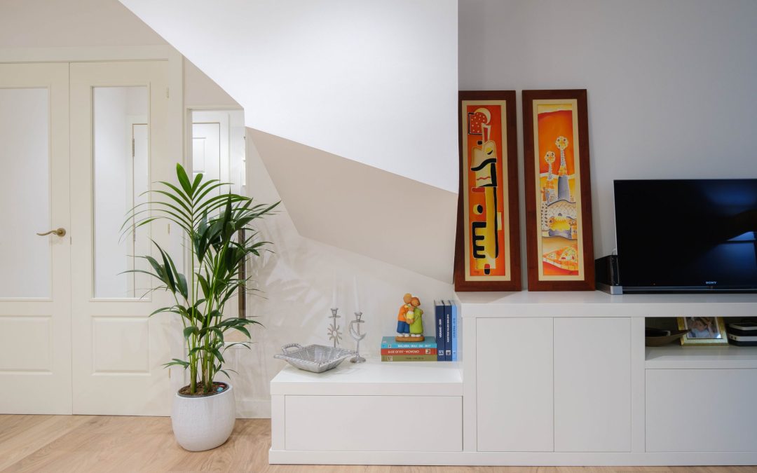 MUEBLE BLANCO A MEDIDA PARA PROYECTO DE VIVIENDA DÚPLEX